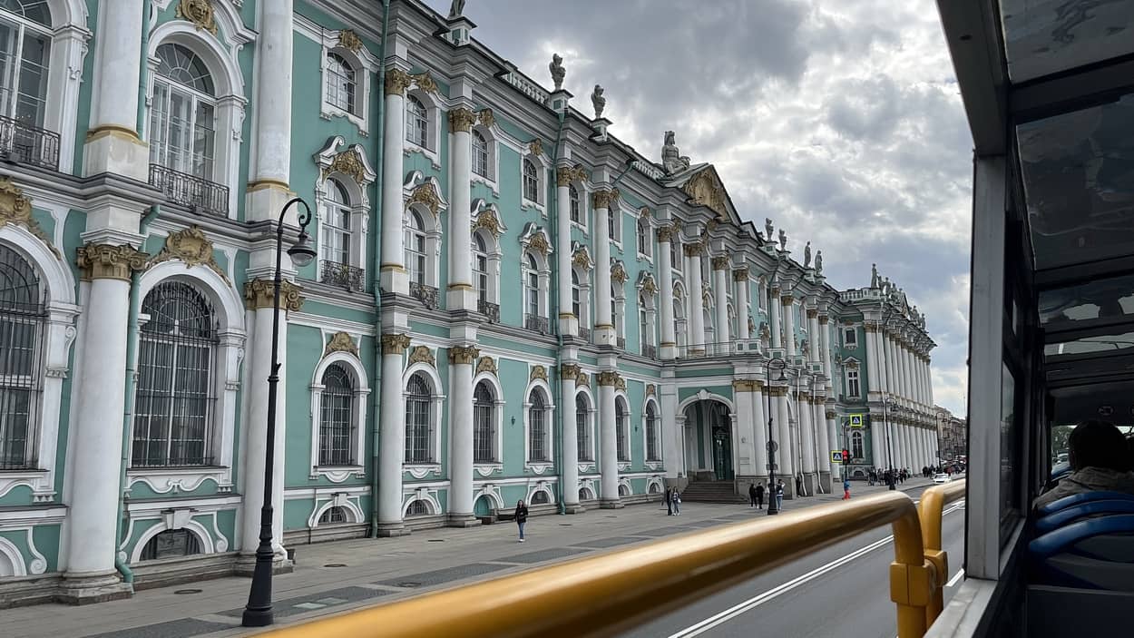 Эрмитаж из окон второго этажа автобуса Эрмитаж из окон второго этажа автобуса
