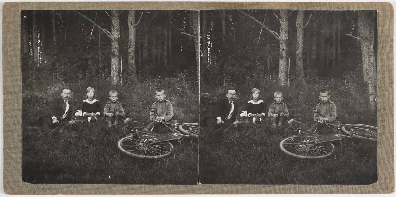 Фотограф Иван Руковичников с детьми Анатолием, Людмилой и ЕвгениемРукавичников И.Я., Российская империя, 1908