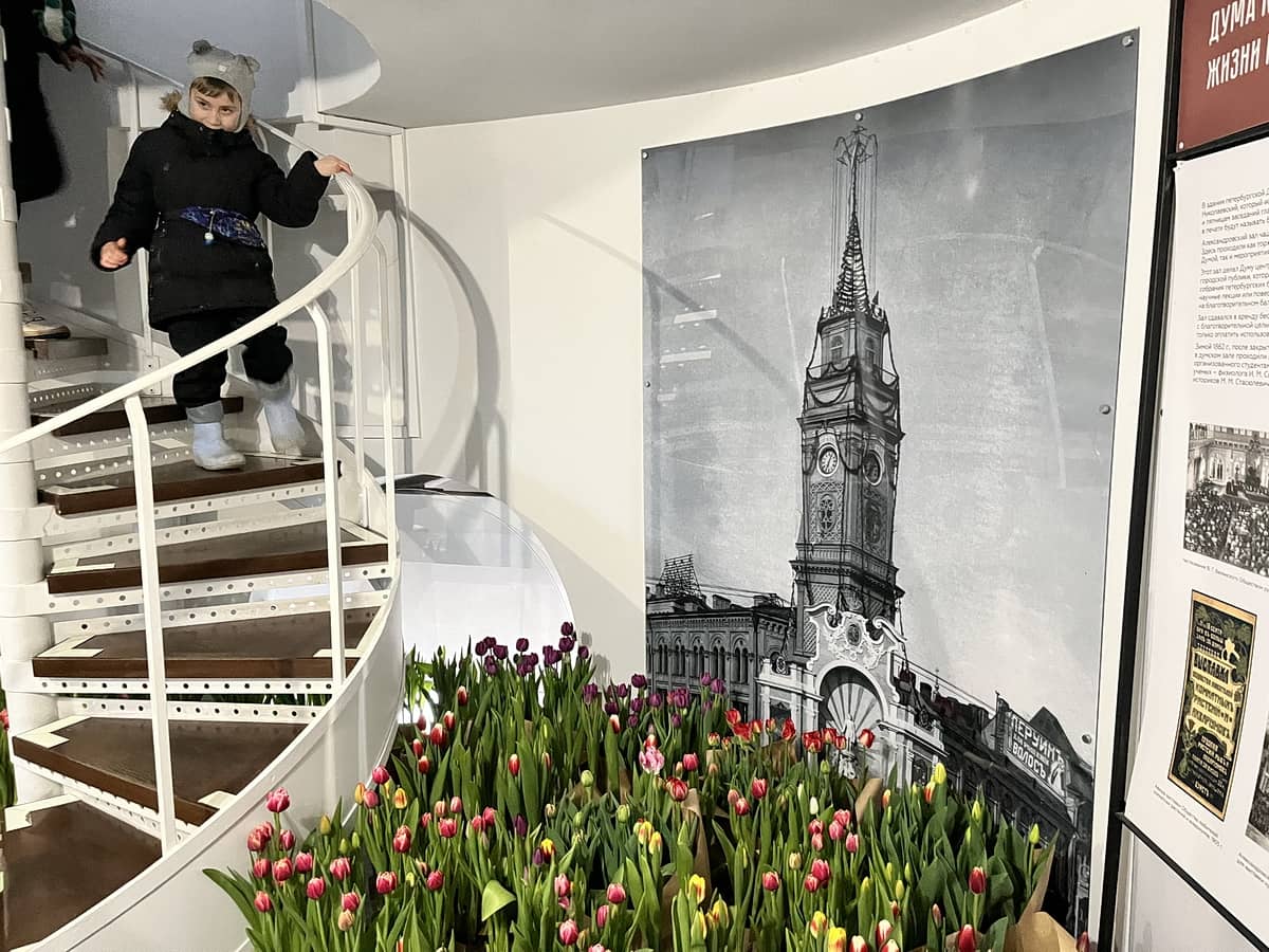 Тюльпаны у лестницы на Башню городской думы