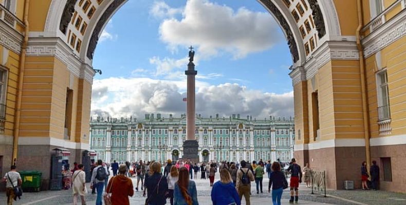 Бесплатная экспозиция на Дворцовой площади в честь Дня туризма с 27 по 29 сентября