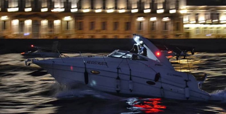Теперь в Петербурге нельзя кататься ночью под мостами на лодках и катерах